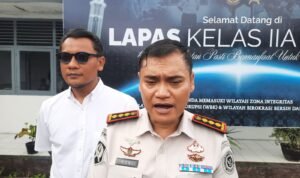 Lapas Kelas IIA Jambi Kalapas Kelas IIA Jambi, Syahroni Ali didampingi Ka KPLP Riko Hamdan saat menyampaikan beberapa program pembinaan bagi warga binaan