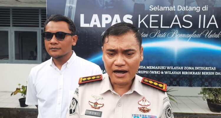 Kalapas Kelas IIA Jambi, Syahroni Ali didampingi Ka KPLP Riko Hamdan saat menyampaikan beberapa program pembinaan bagi warga binaan