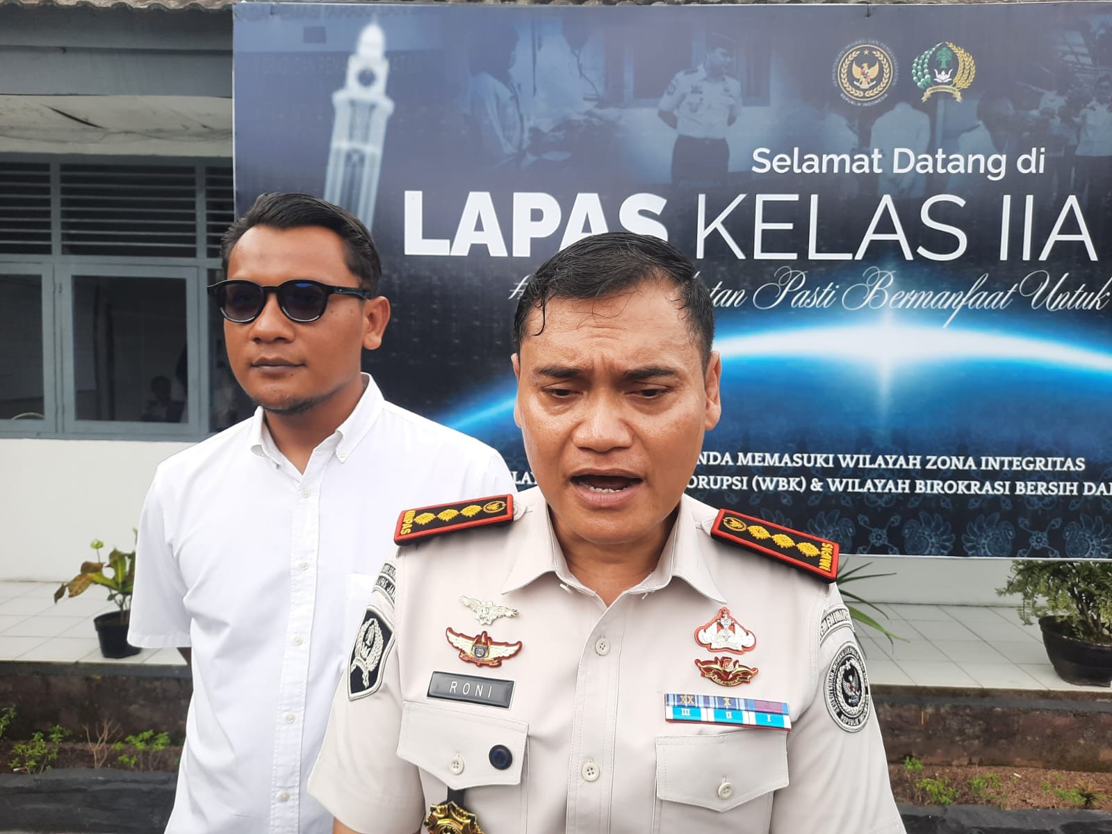 Kalapas Kelas IIA Jambi, Syahroni Ali didampingi Ka KPLP Riko Hamdan saat menyampaikan beberapa program pembinaan bagi warga binaan