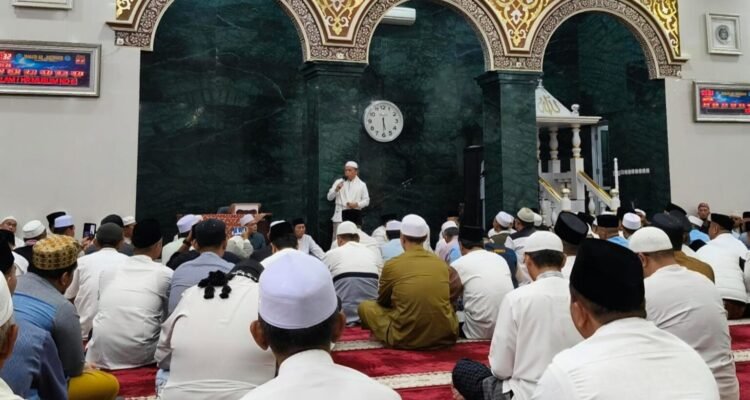 Gubernur Jambi Al Haris saat menggelar safari subuh di Masjid Ar Raudhah, Telanaipura, Kota Jambi
