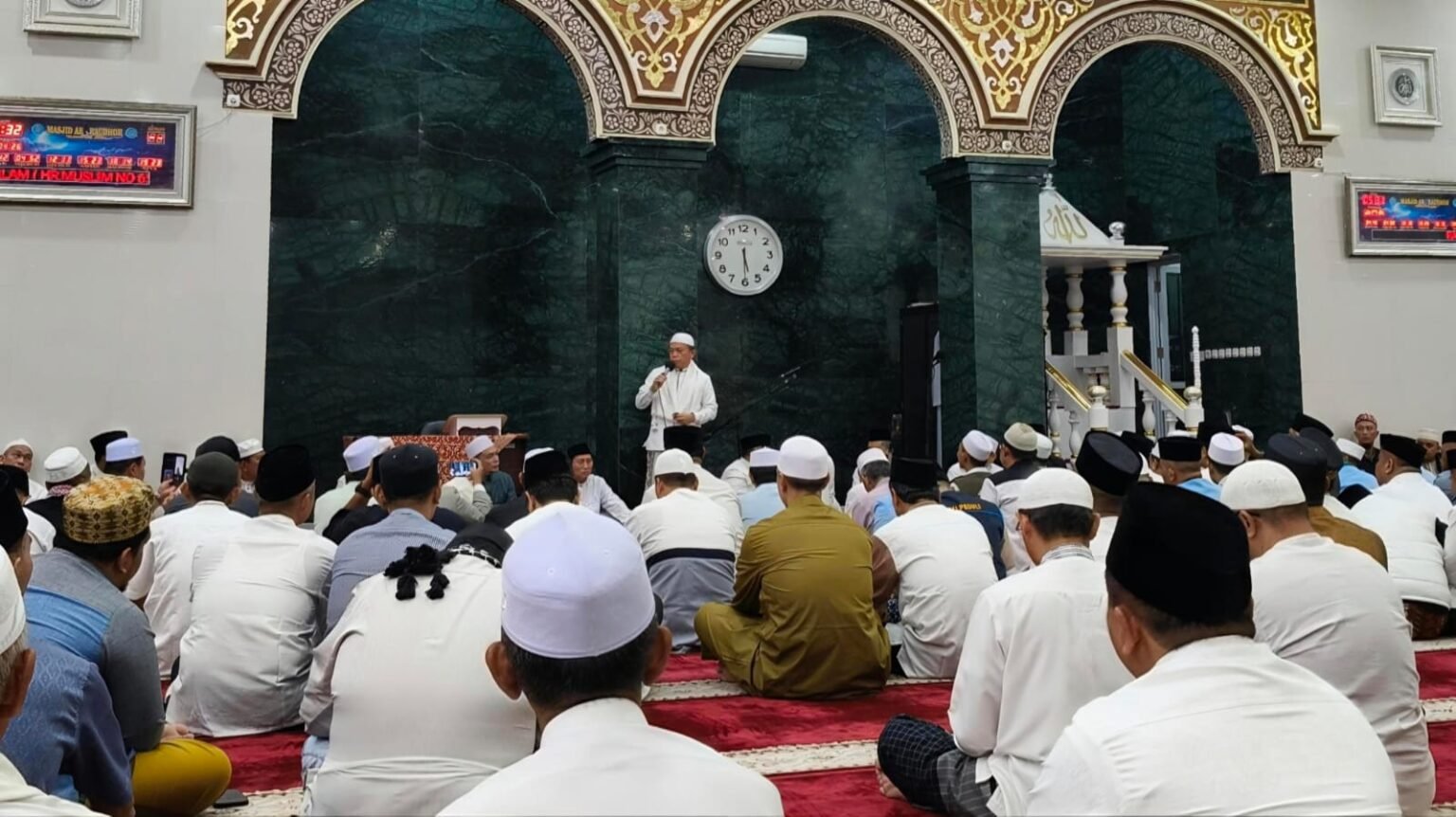 Gubernur Jambi Al Haris saat menggelar safari subuh di Masjid Ar Raudhah, Telanaipura, Kota Jambi