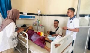 Penyerahan berkas bebas bersyarat kepada narapidana Lapas Kelas IIA Jambi yang tengah menjalani perawatan di RSUD Raden Mattaher Jambi