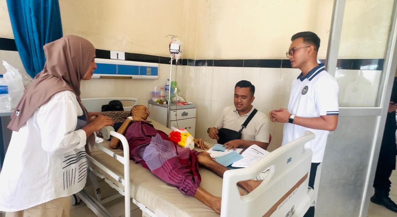 Penyerahan berkas bebas bersyarat kepada narapidana Lapas Kelas IIA Jambi yang tengah menjalani perawatan di RSUD Raden Mattaher Jambi