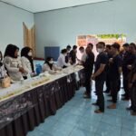 Tes urine warga binaan Lapas Kelas ÌA Jabi