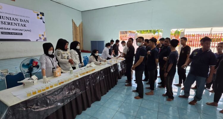 Tes urine warga binaan Lapas Kelas ÌA Jabi