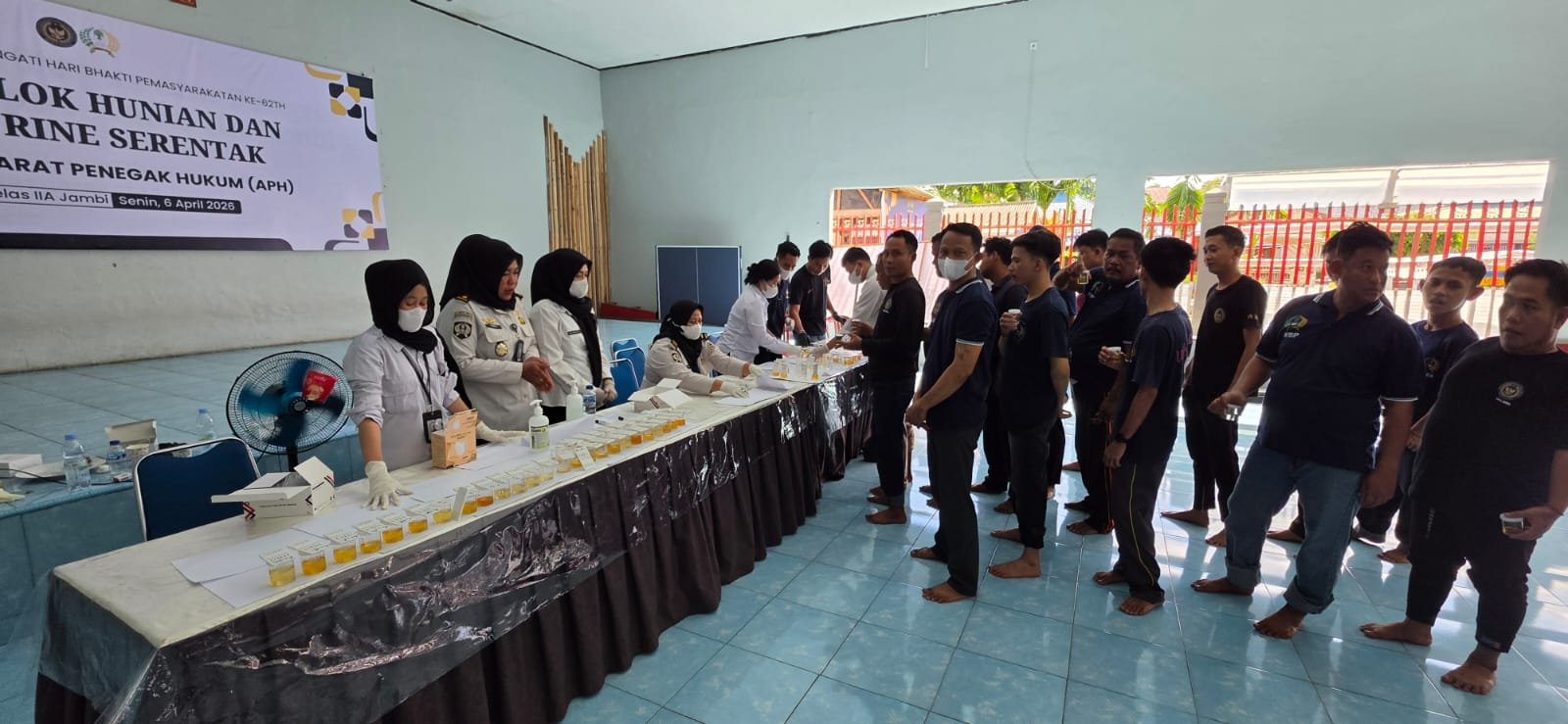Tes urine warga binaan Lapas Kelas ÌA Jabi
