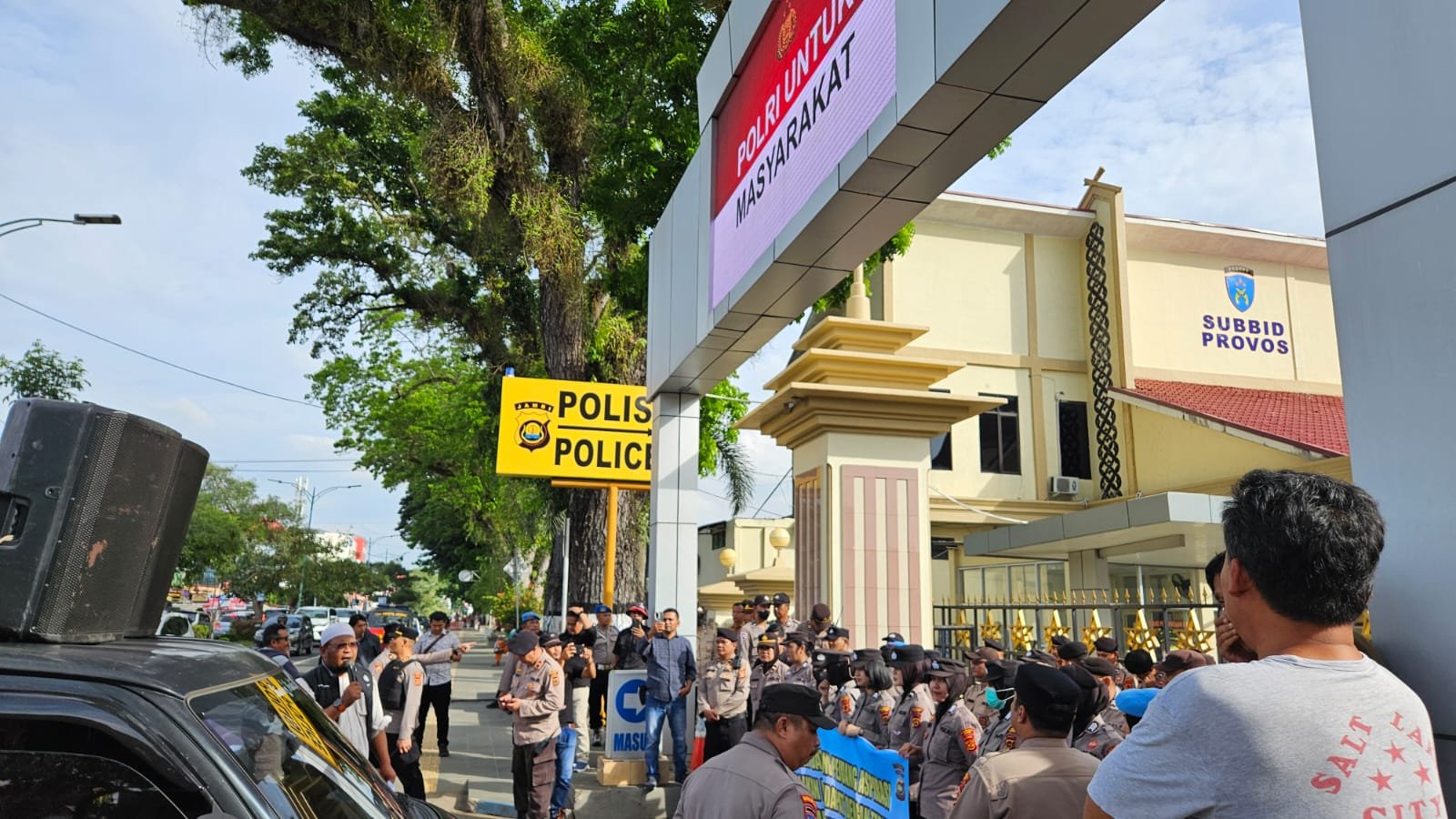 Aksi massa di Polda Jambi