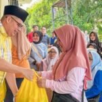 Kemas Faried menyerahkan paket sembako ke masyarakat