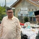 Kemas Faried bersama Ketua Komisi III Umar Faruk kaget melihat tumpukan sampah menggunung
