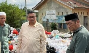 Kemas Faried bersama Ketua Komisi III Umar Faruk kaget melihat tumpukan sampah menggunung