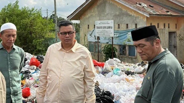Kemas Faried bersama Ketua Komisi III Umar Faruk kaget melihat tumpukan sampah menggunung