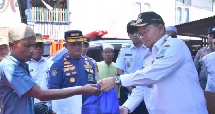 Maulana - Diza hadir serahkan bantuan tanggap darurat korban kebakaran di Jambi Kota Seberang