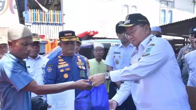 Maulana - Diza hadir serahkan bantuan tanggap darurat korban kebakaran di Jambi Kota Seberang