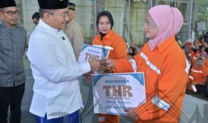 maulana buka bersama petugas kebersihan kota jambi