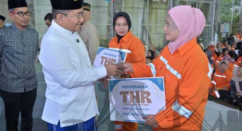 maulana buka bersama petugas kebersihan kota jambi