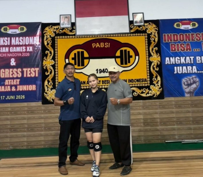 Lifter Jambi Yuliana Klarisa