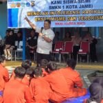 Plt Kadisdik Jambi, Umar saat sosialisasi anti radikalisme di SMKN 1 Kota Jambi Plt Kadisdik Jambi, Umar saat sosialisasi anti radikalisme di SMKN 1 Kota Jambi
