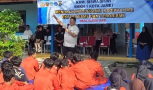 Plt Kadisdik Jambi, Umar saat sosialisasi anti radikalisme di SMKN 1 Kota Jambi Plt Kadisdik Jambi, Umar saat sosialisasi anti radikalisme di SMKN 1 Kota Jambi