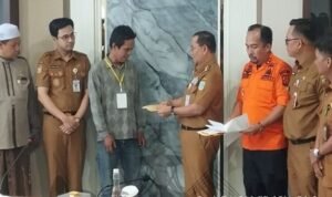 Wali Kota Jambi Serahkan Bantuan Sosial untuk 12 KK Korban Bencana