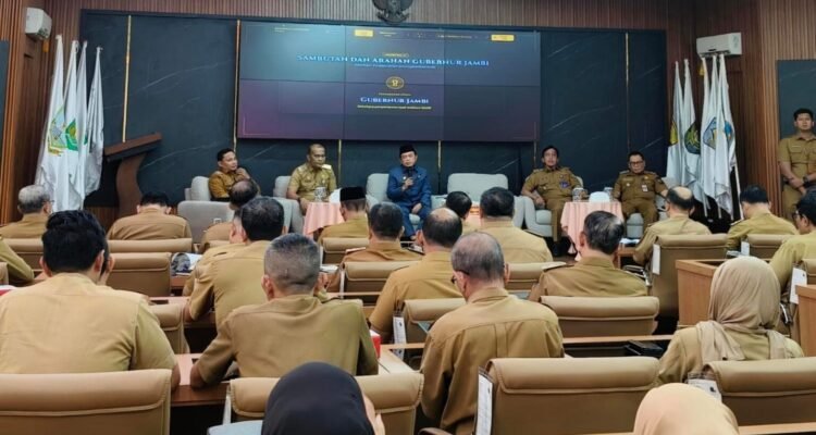 Al Haris saat menyerahkan penghargaan hasil evaluasi SAKIP 2026