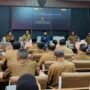 Al Haris saat menyerahkan penghargaan hasil evaluasi SAKIP 2026