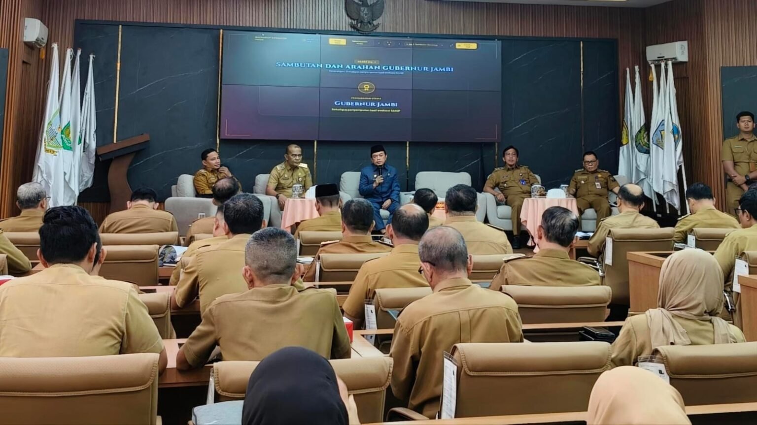 Al Haris saat menyerahkan penghargaan hasil evaluasi SAKIP 2026