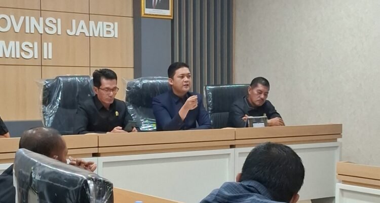 Audiensi pimpinan DPRD Jambi dengan massa aksi demo