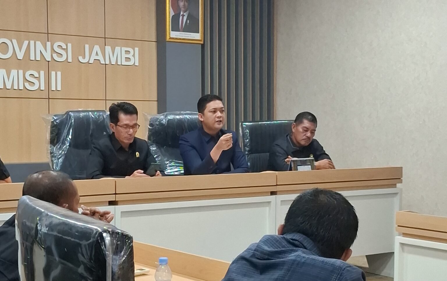 Audiensi pimpinan DPRD Jambi dengan massa aksi demo